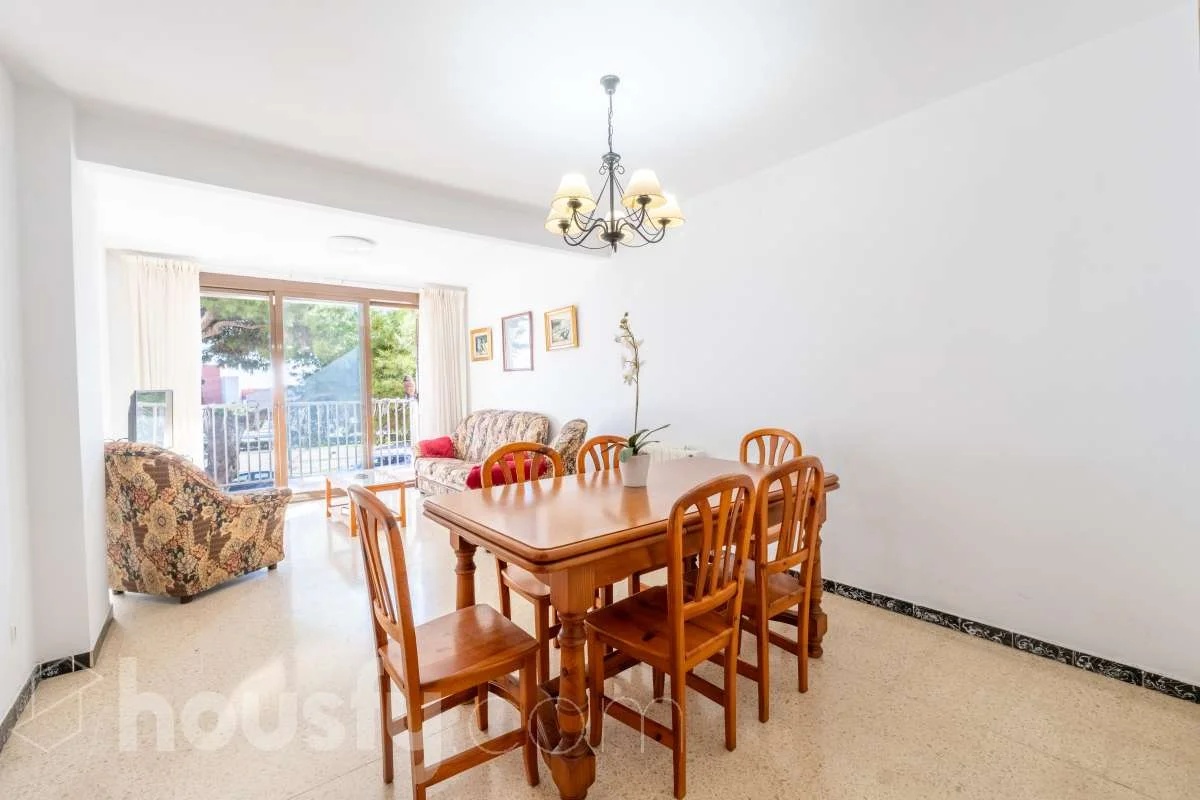 Piso en primera línea con cuatro habitaciones