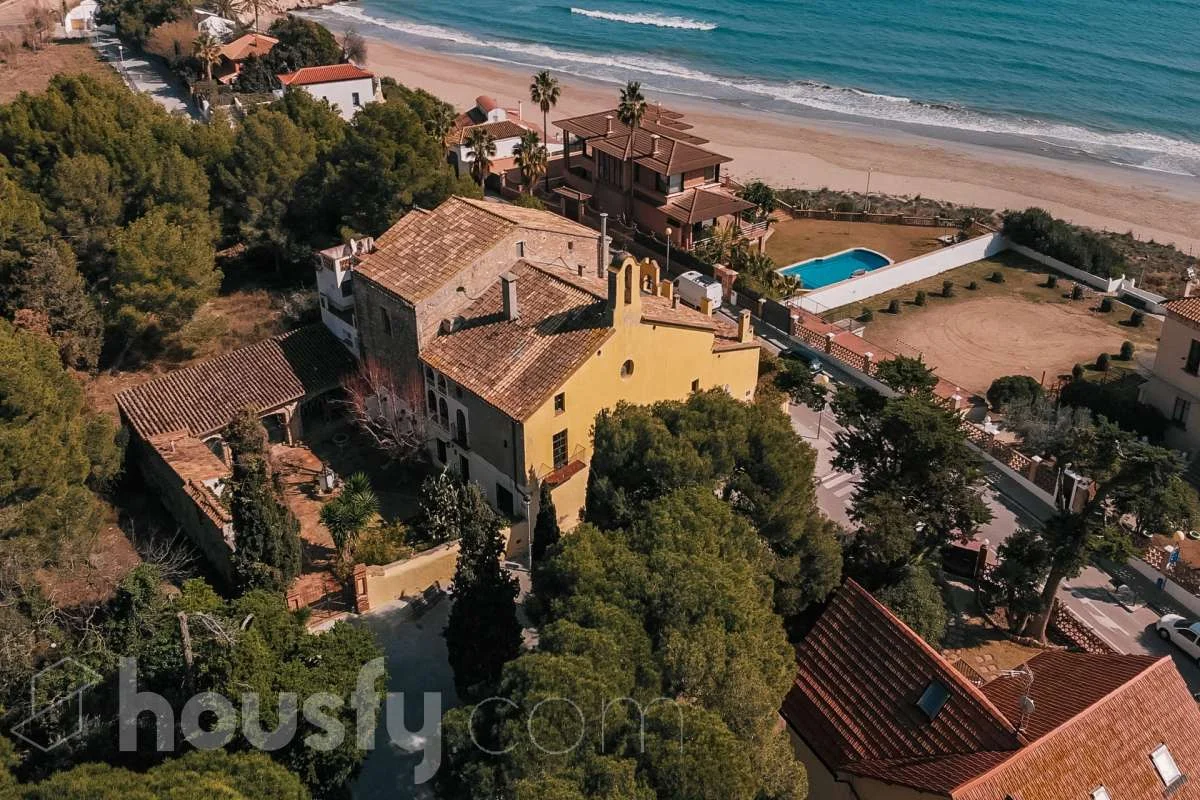 Seafront 952 m² chalet with pool