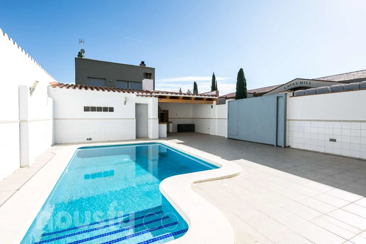 Casa de seis dormitorios con piscina en Moja