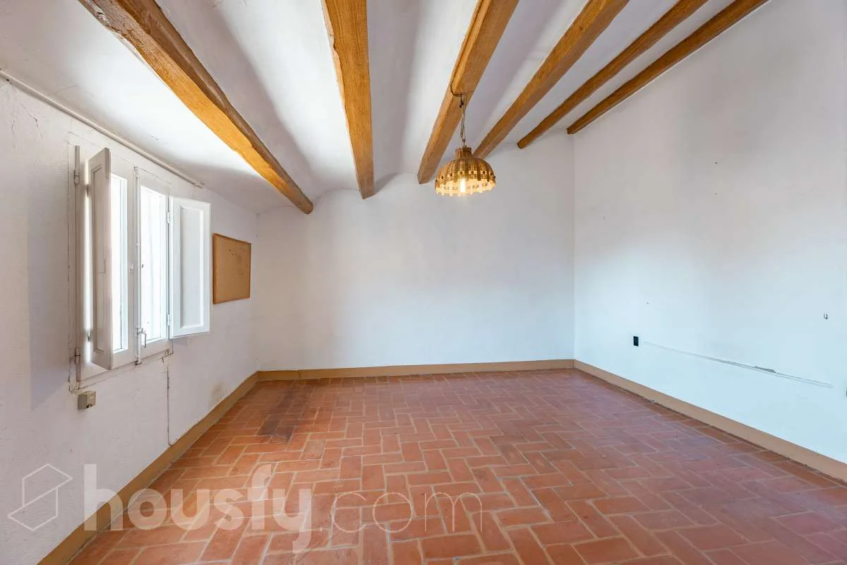 Casa de pueblo junto a viñedos del Penedès