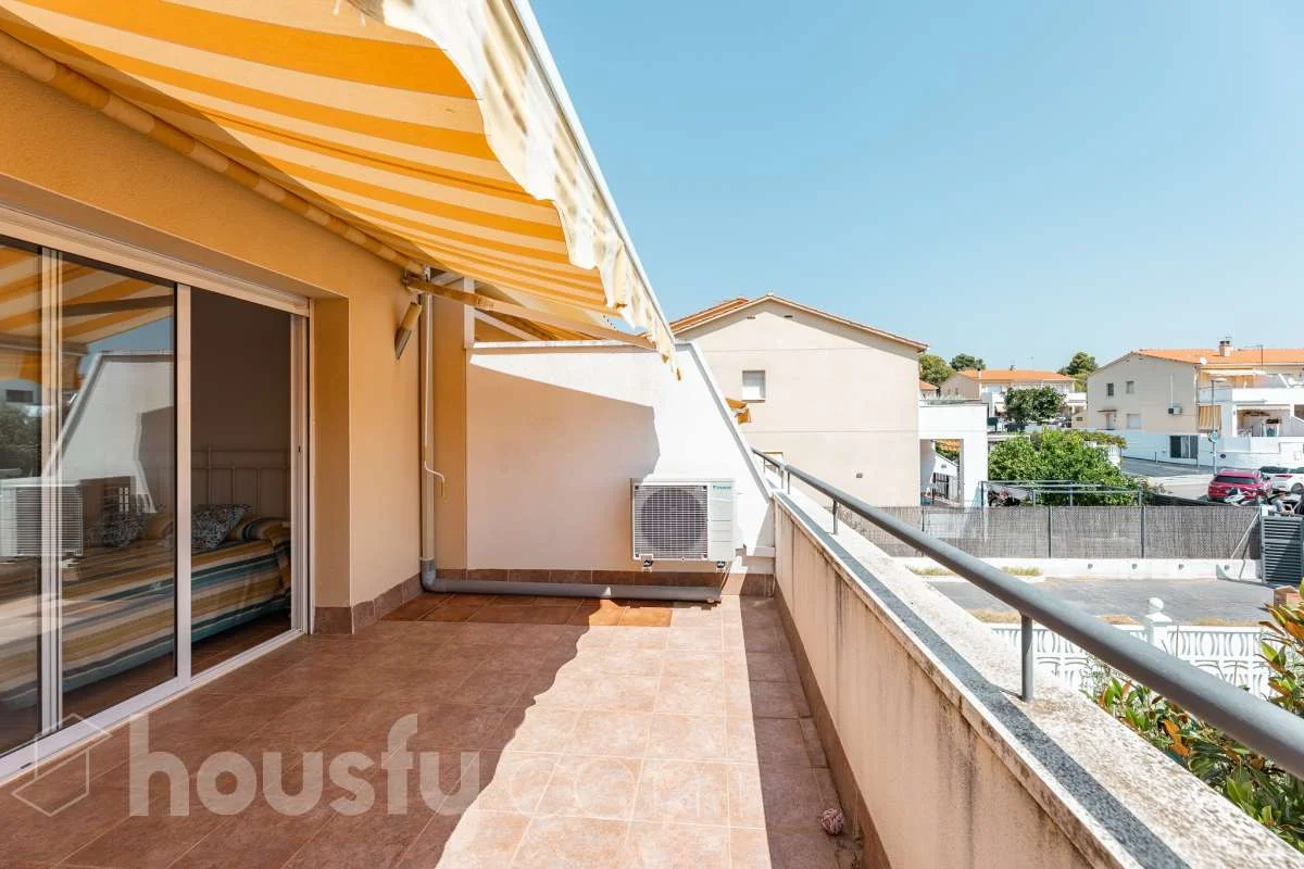 Casa de tres dormitorios con piscina comunitaria