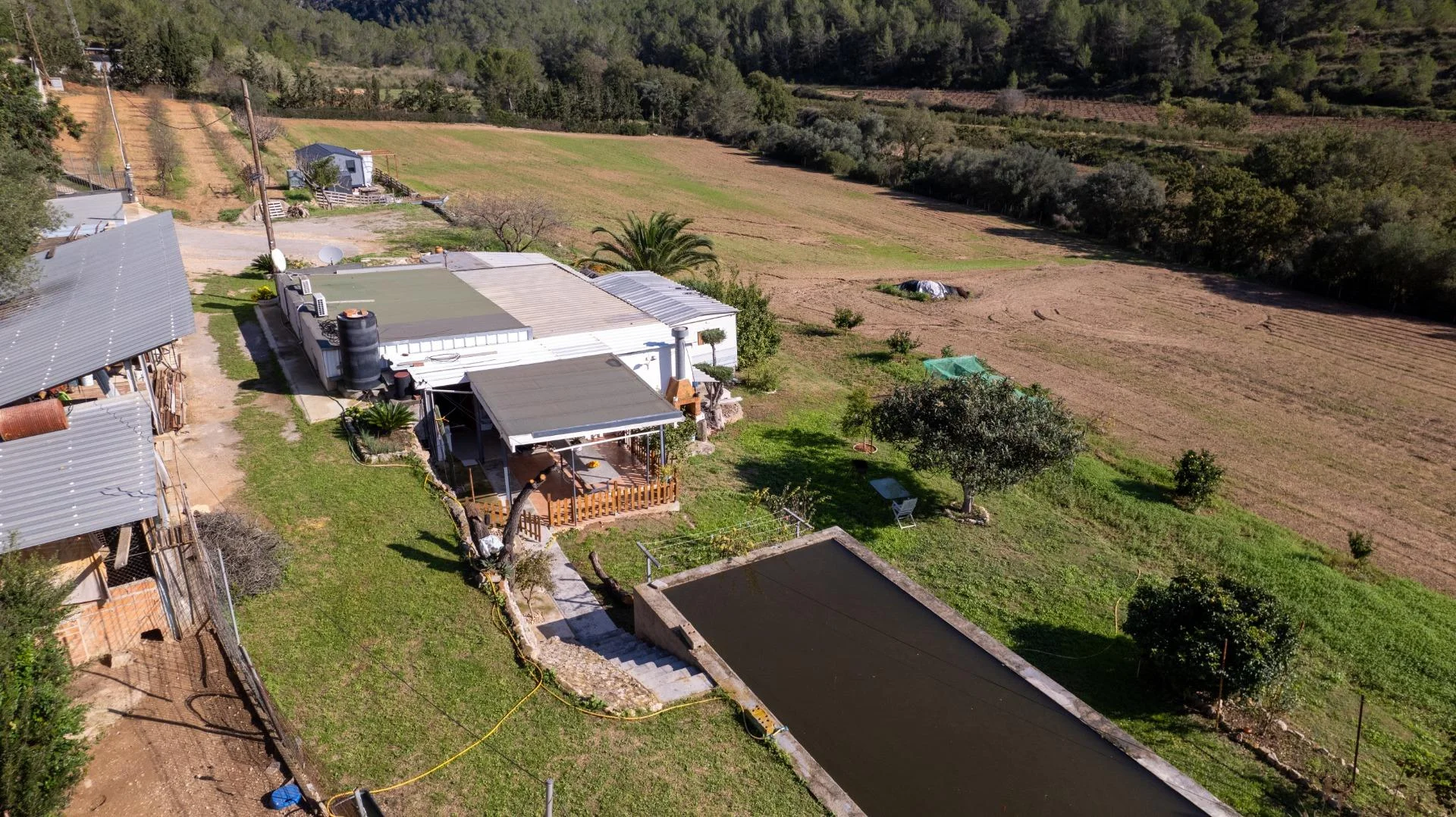 Finca rústica con vivienda reformada de tres habitaciones
