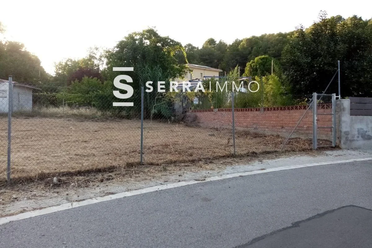 Parcela de 484 m² con servicios en Can Coral