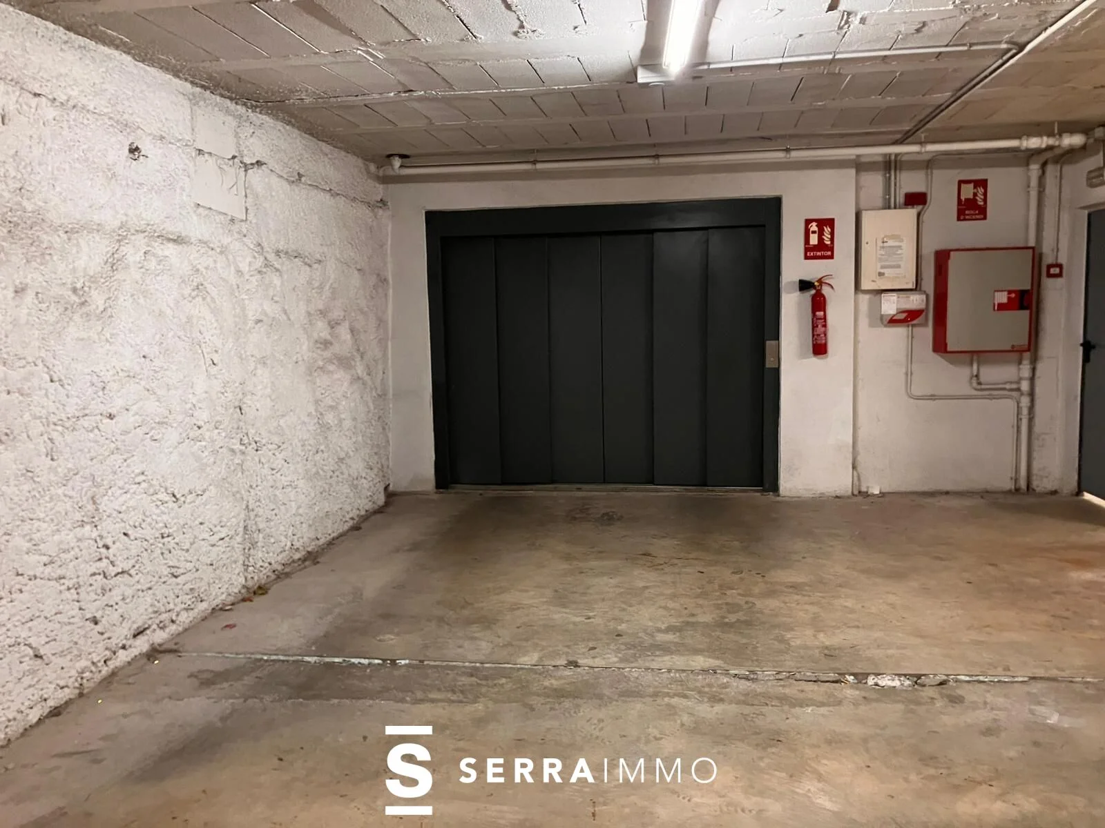 Central parking space with lift access