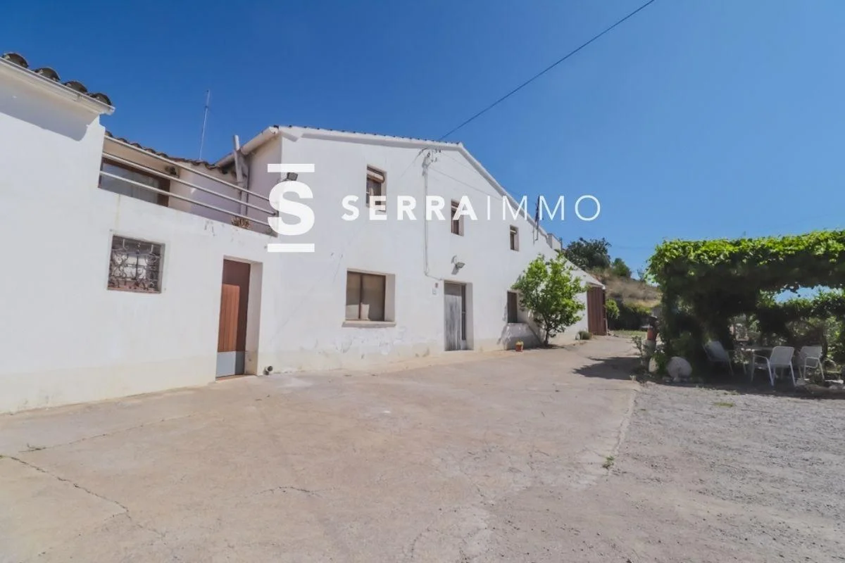 Masía para reformar con parcela de 3.893 m²