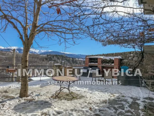 Gran casa de pueblo con parcela de 900 m²