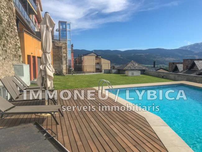 Central Puigcerdà flat with pool