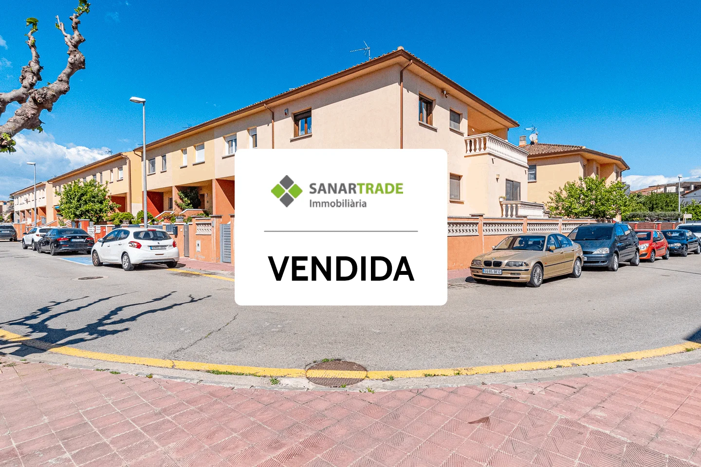 Casa esquinera con jardín de 105 m²