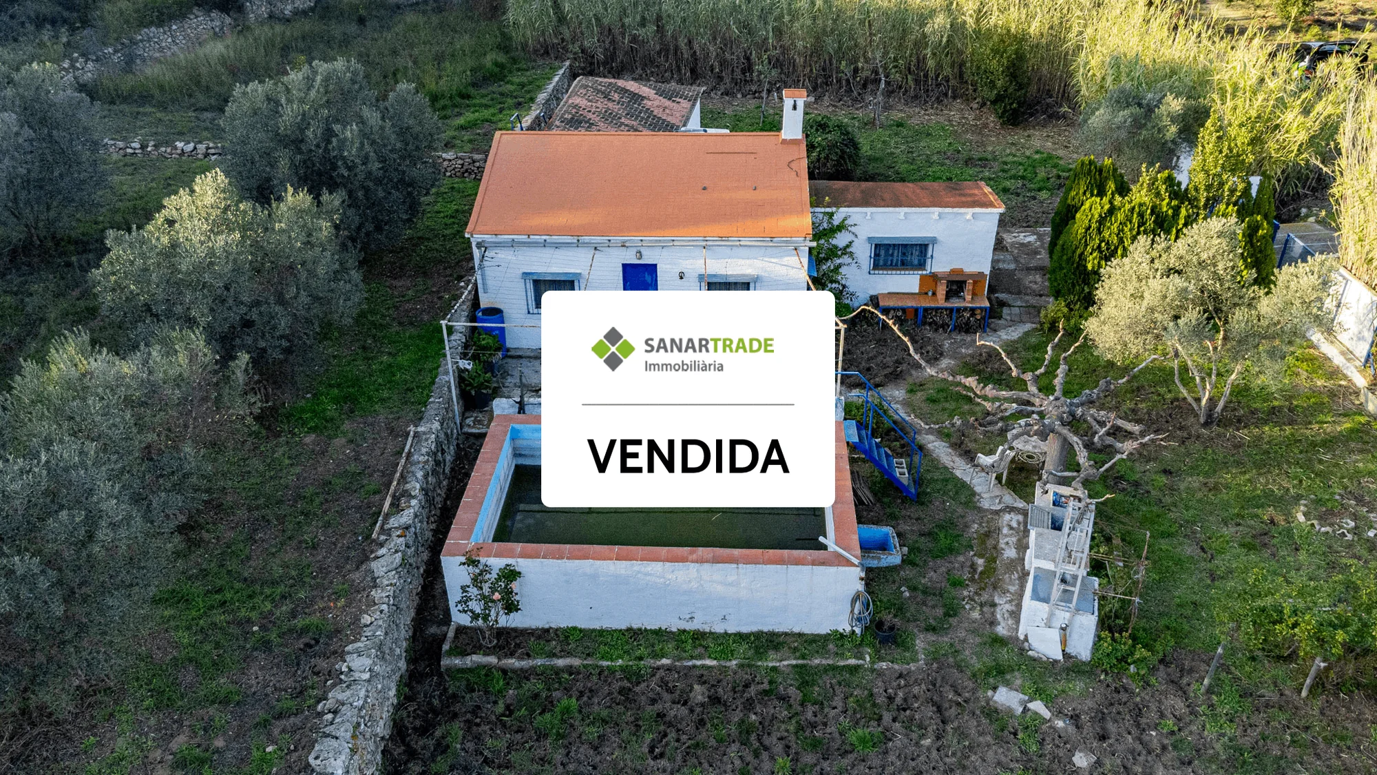 Rustic Capmany plot with auxiliary building