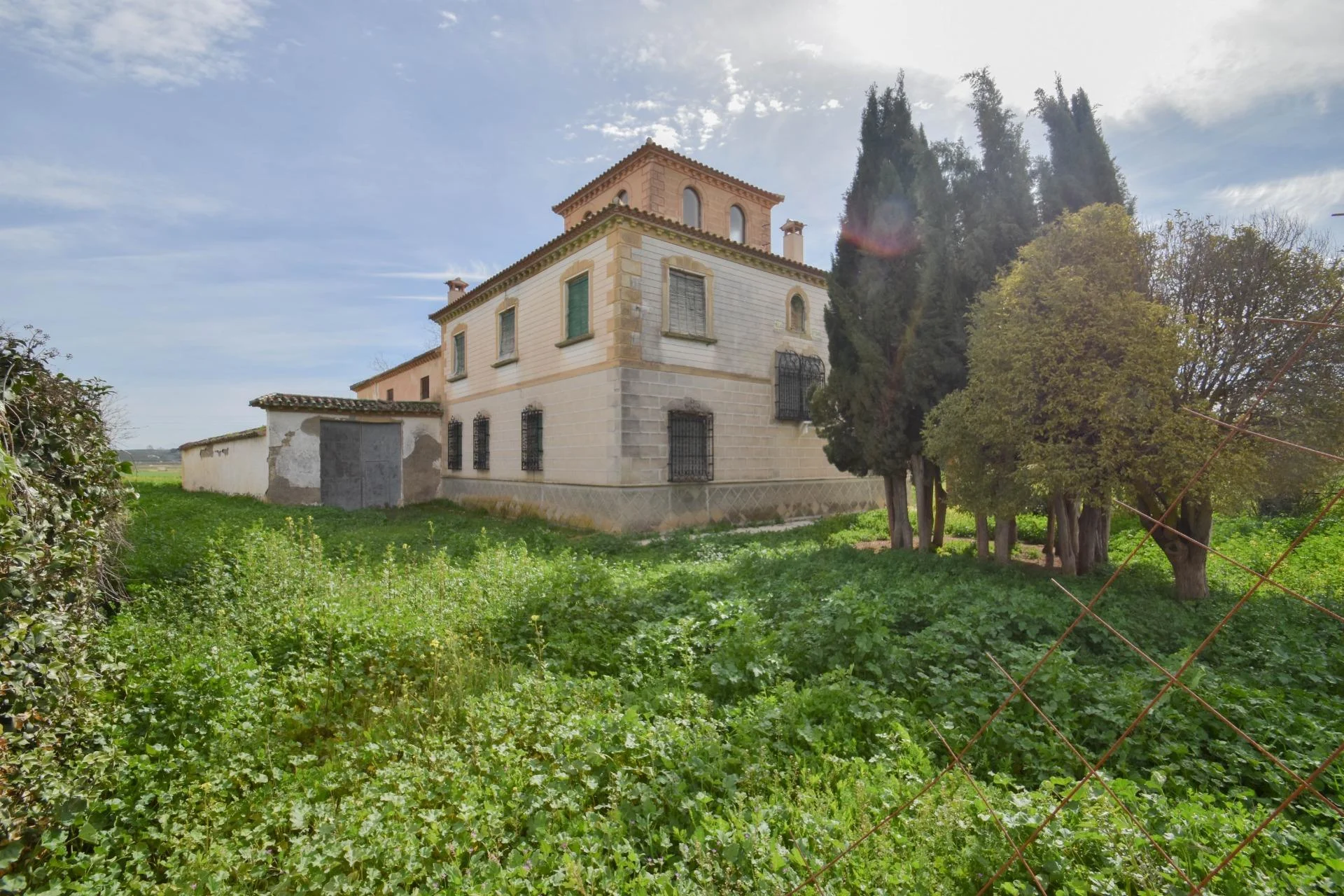 Andalusian estate with restoration potential