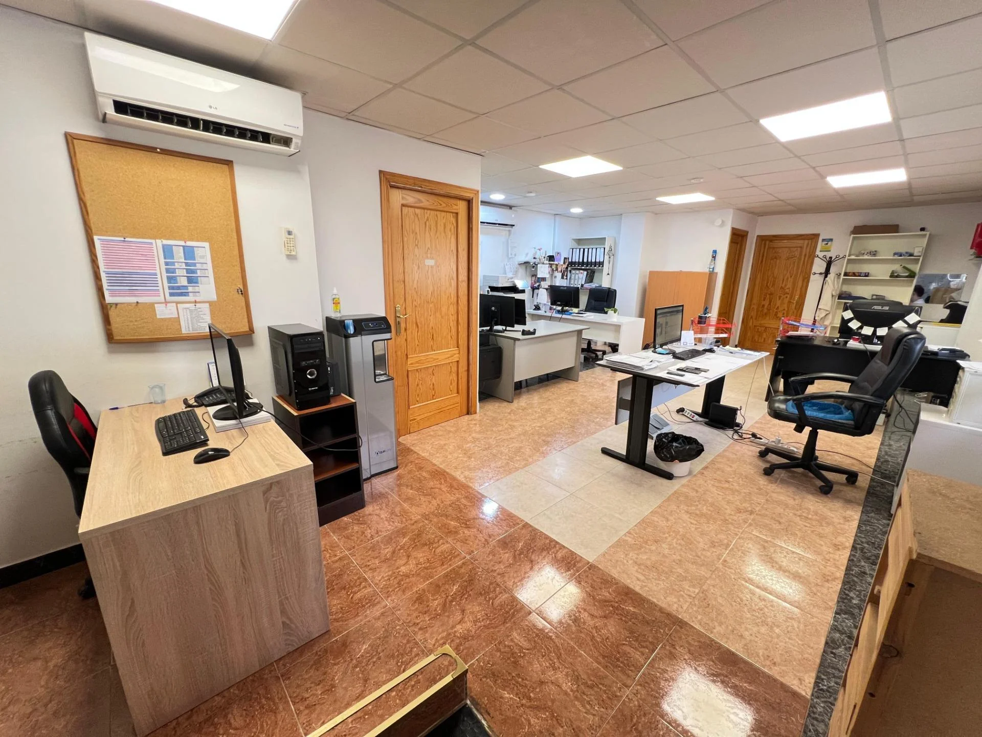 Versatile commercial premises with warehouse