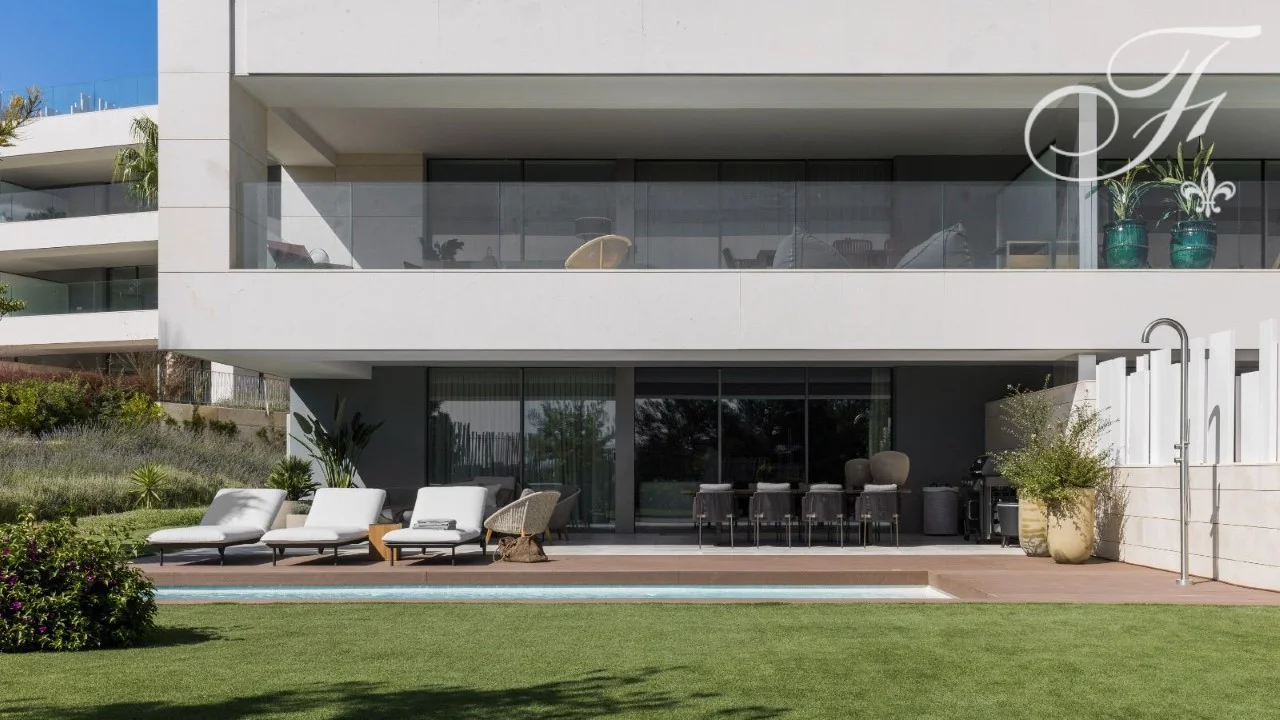 Luxury ground-floor apartment with private pool