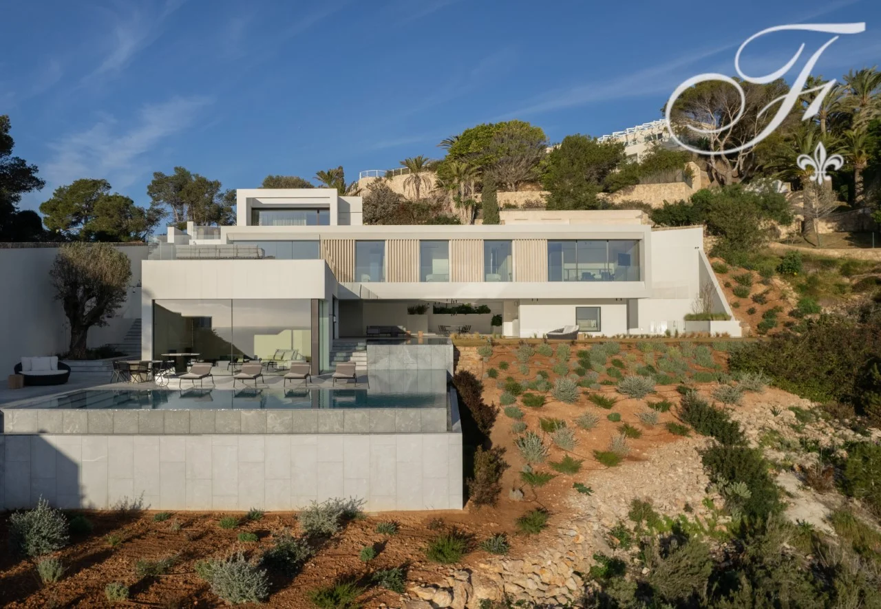 Luxury seafront villa with 7 bedrooms