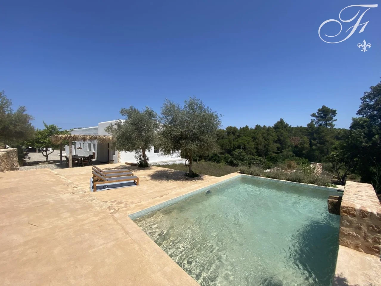 Finca reformada en gran parcela ibicenca