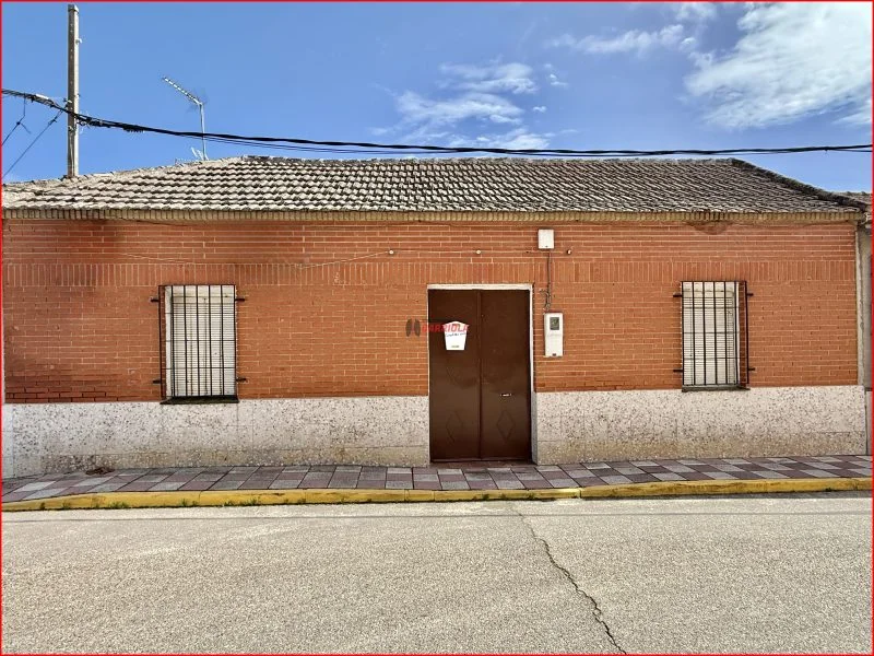Chalet para reformar con patio privado