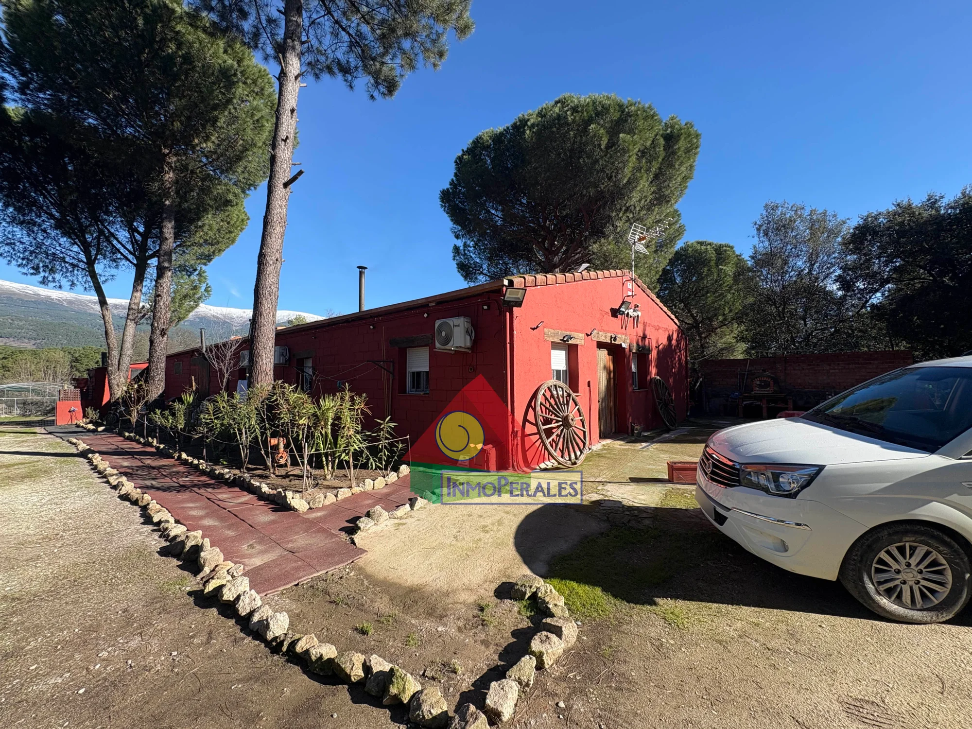 Finca rústica con nave y viviendas