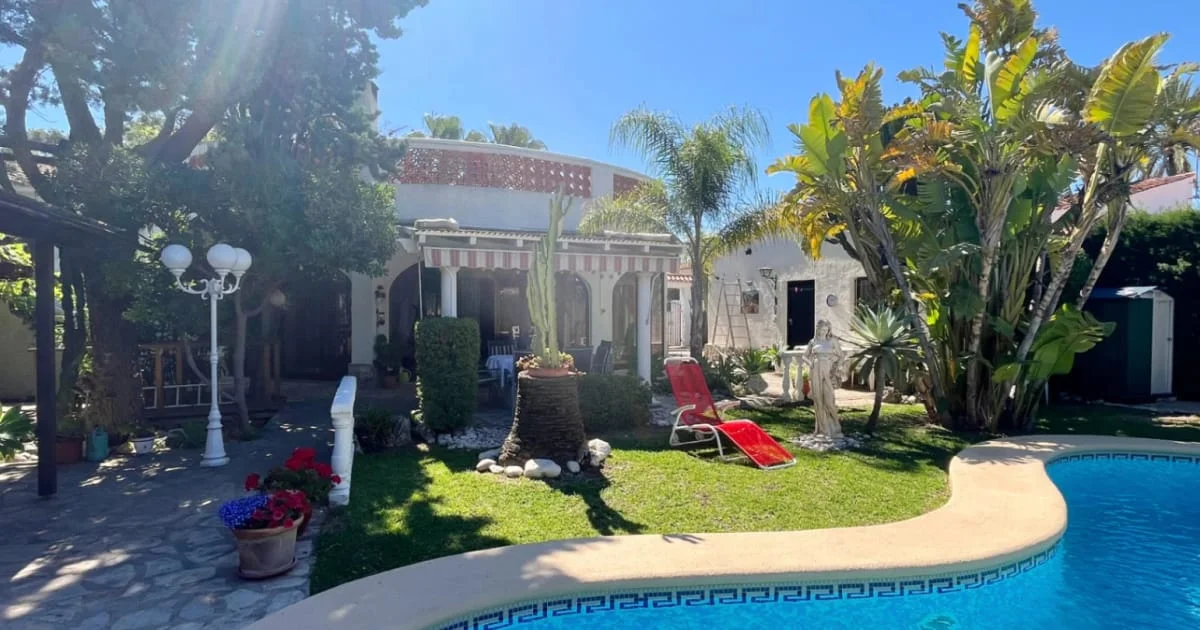 Chalet mediterráneo con piscina privada