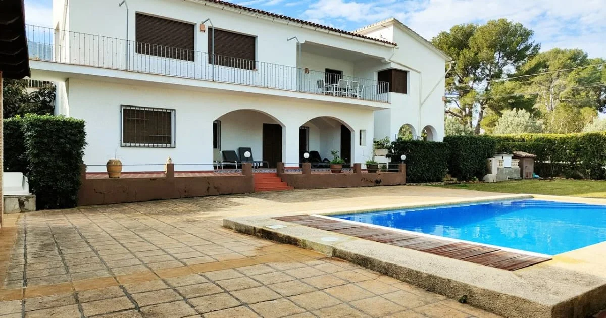 Las Rotas villa with dual-unit upside