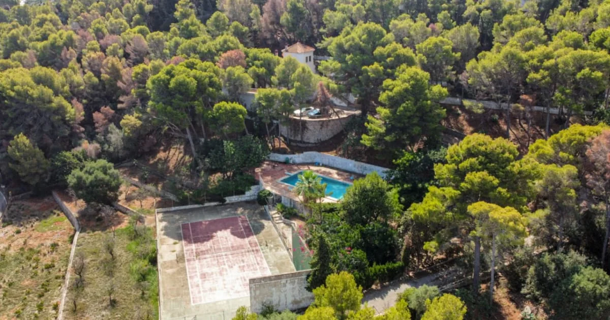 Sea-view villa in Las Rotas, 350 m²