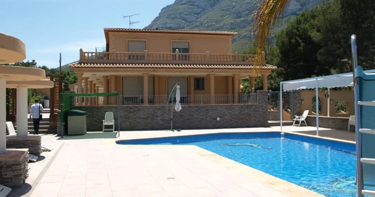 Luxury villa with two apartments