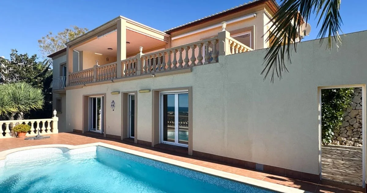 Sea-view villa in Montgó, five bedrooms