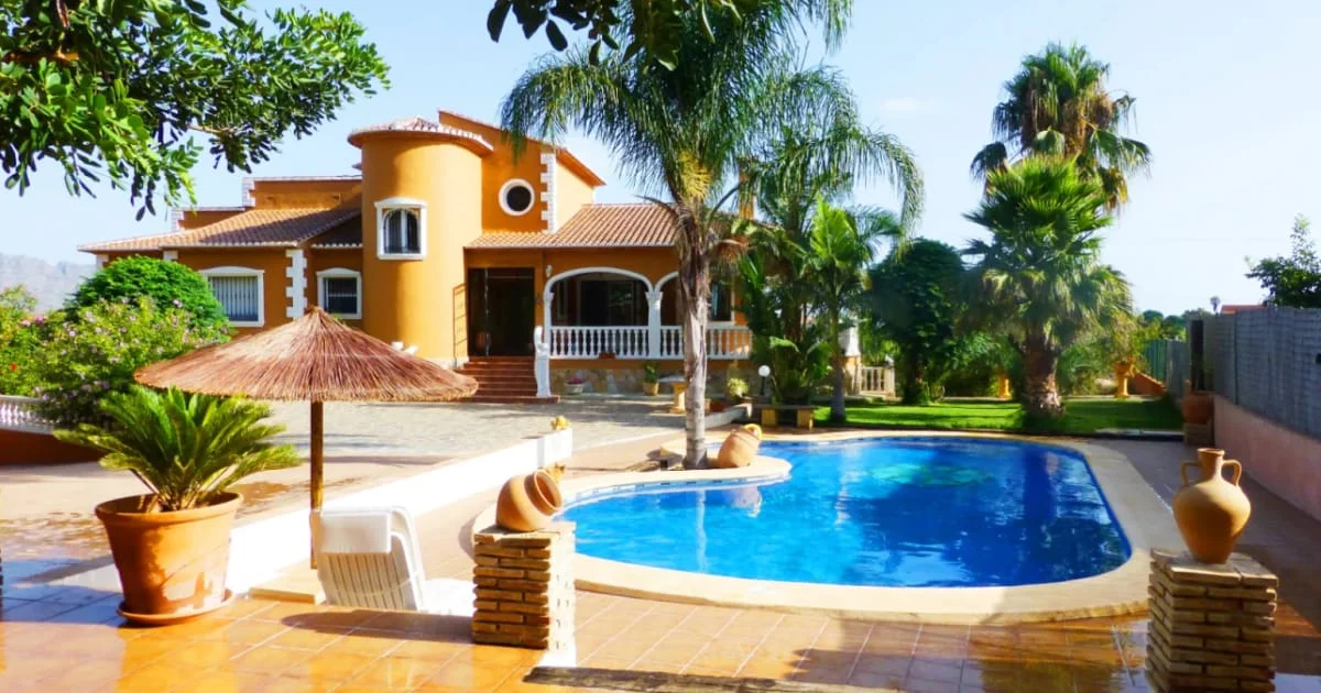 Villa reformada en Pedreguer con piscina