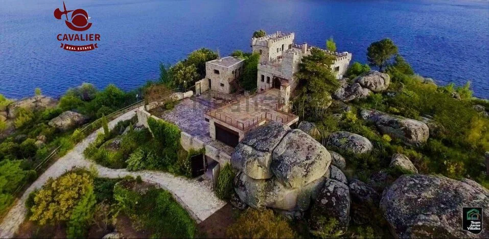 Castillo restaurado en isla privada, 7 suites