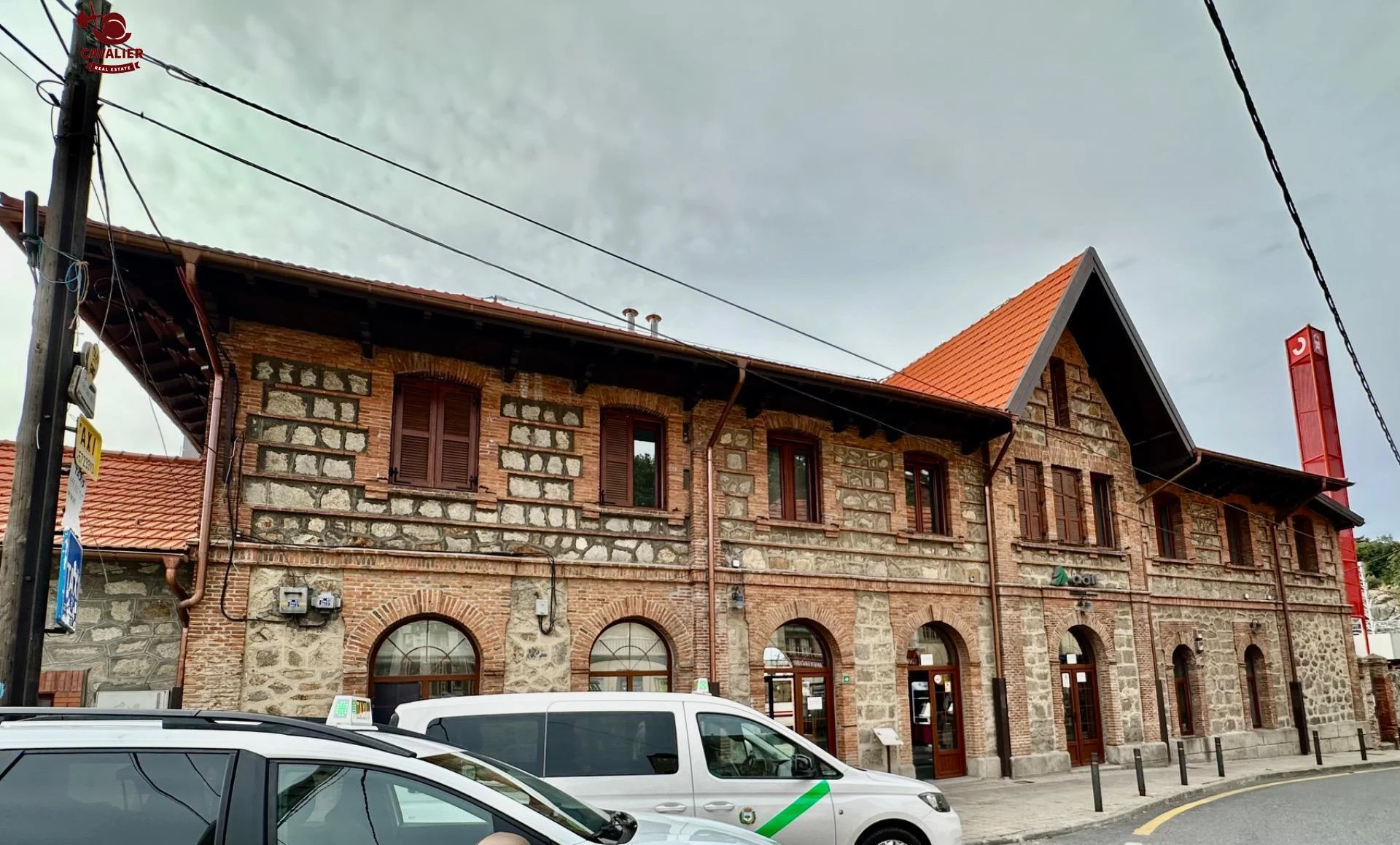 Edificio mixto junto a estación