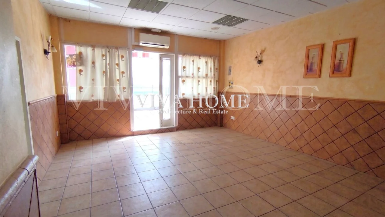 Local comercial céntrico con terraza en Arganda