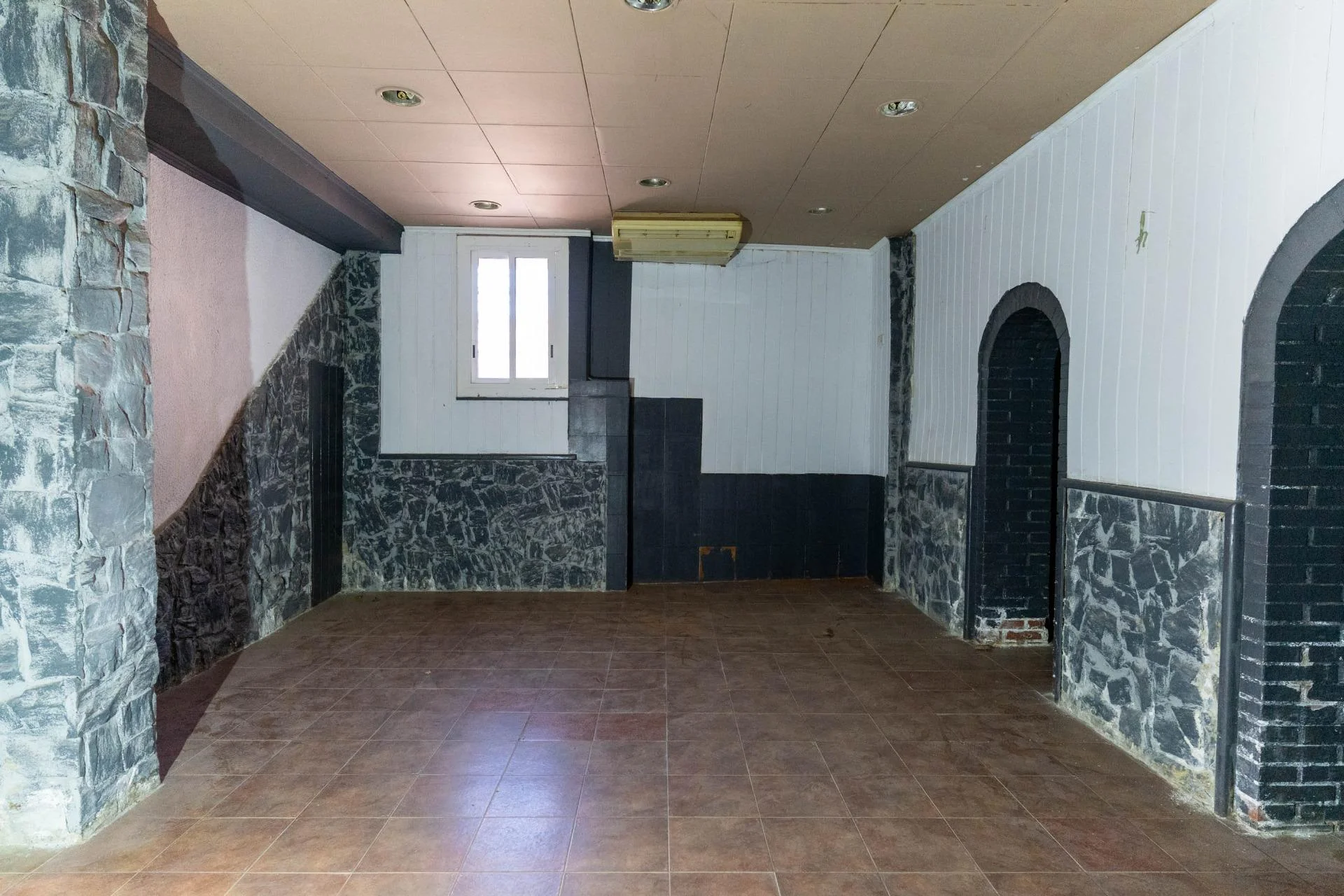 Local comercial junto al campo de fútbol