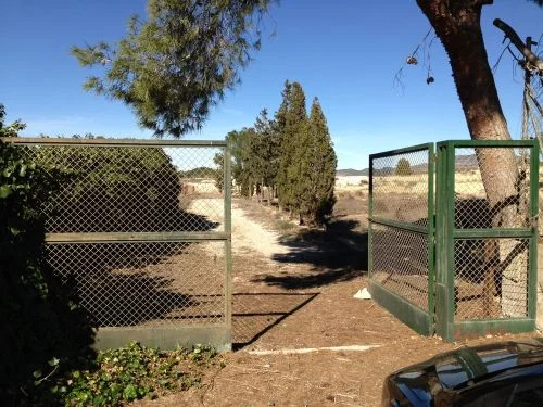Parcela rústica vallada de 5.600 m² con agua y luz