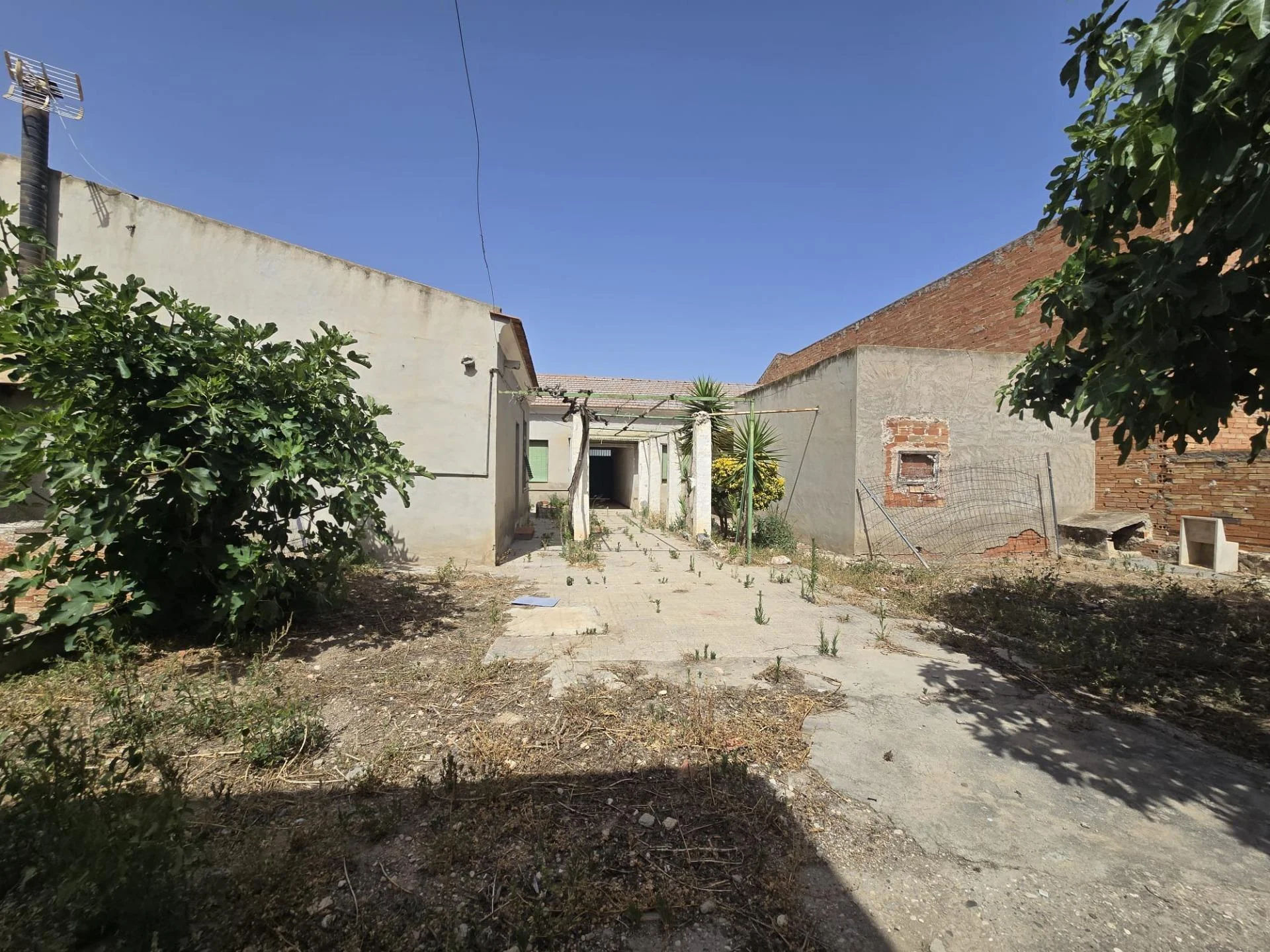 Renovation house with 328 m² plot