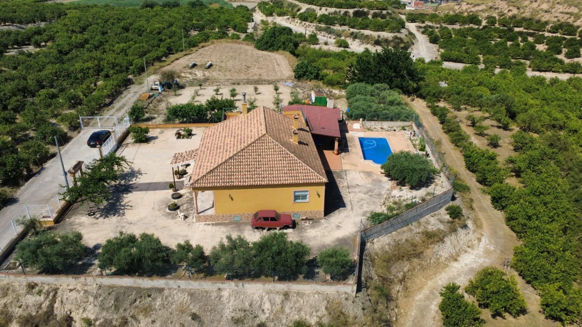 Chalet con piscina y amplio terreno