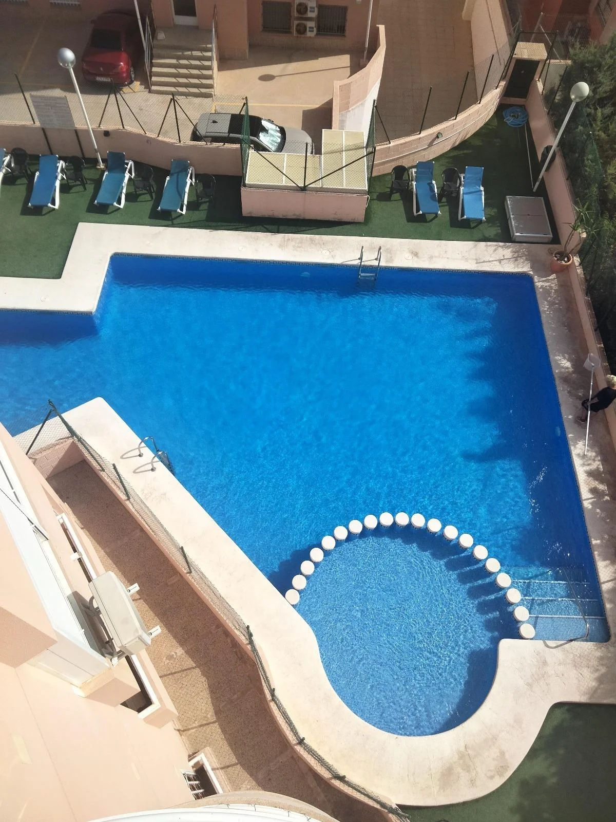Apartamento costero con piscina y parking