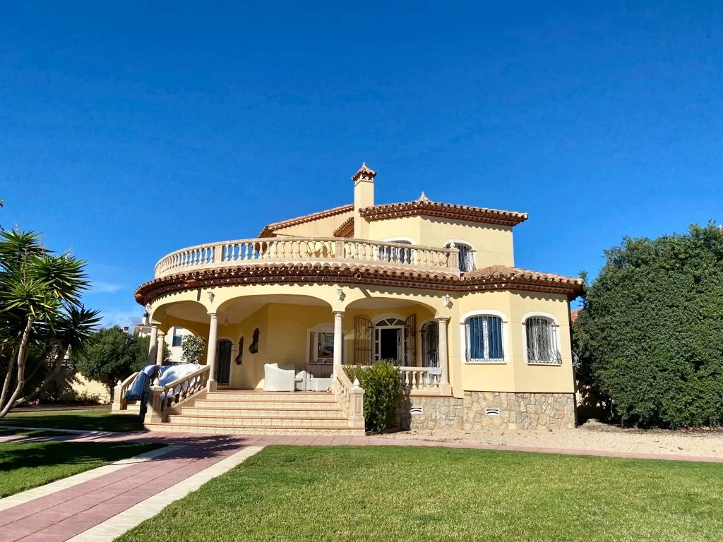 Gran chalet junto a la playa en Miami Platja