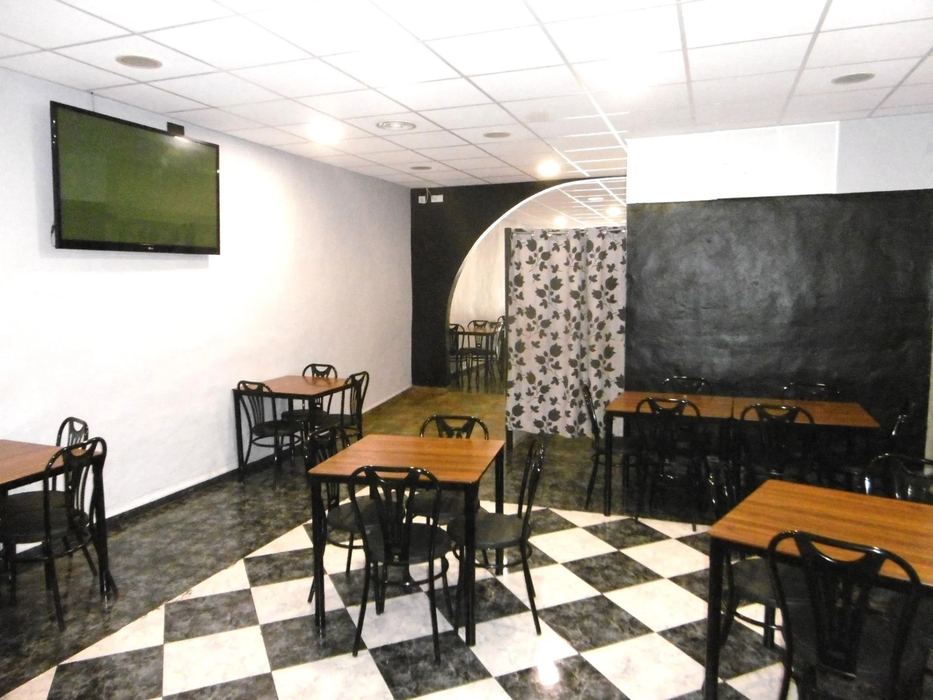 Commercial bar premises with expansion potential