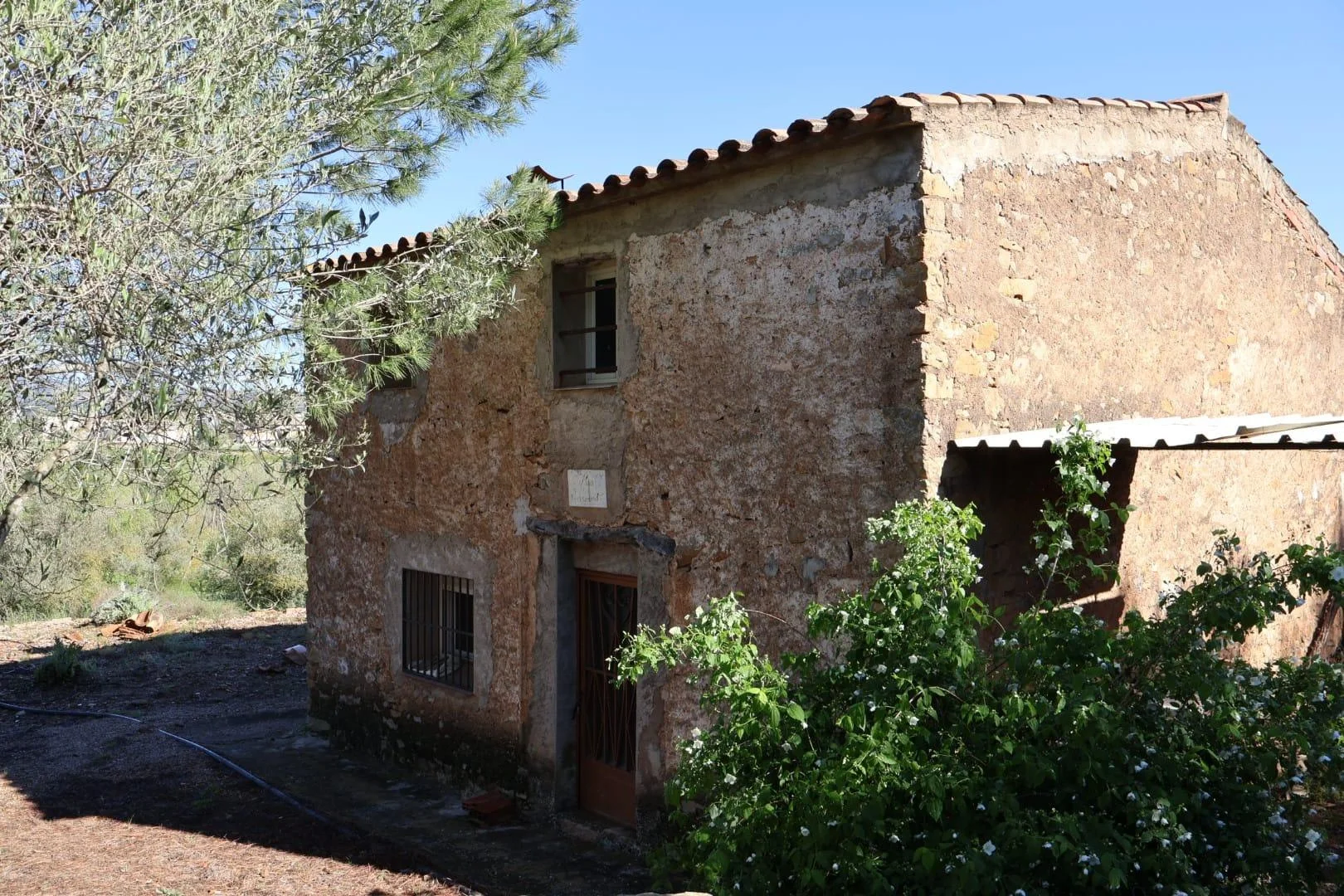 Masía rural con amplio terreno agrícola