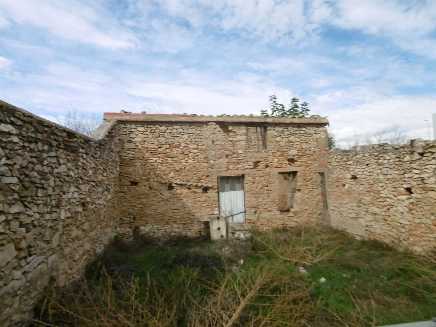 Parcela urbana con casa de piedra, 653 m²
