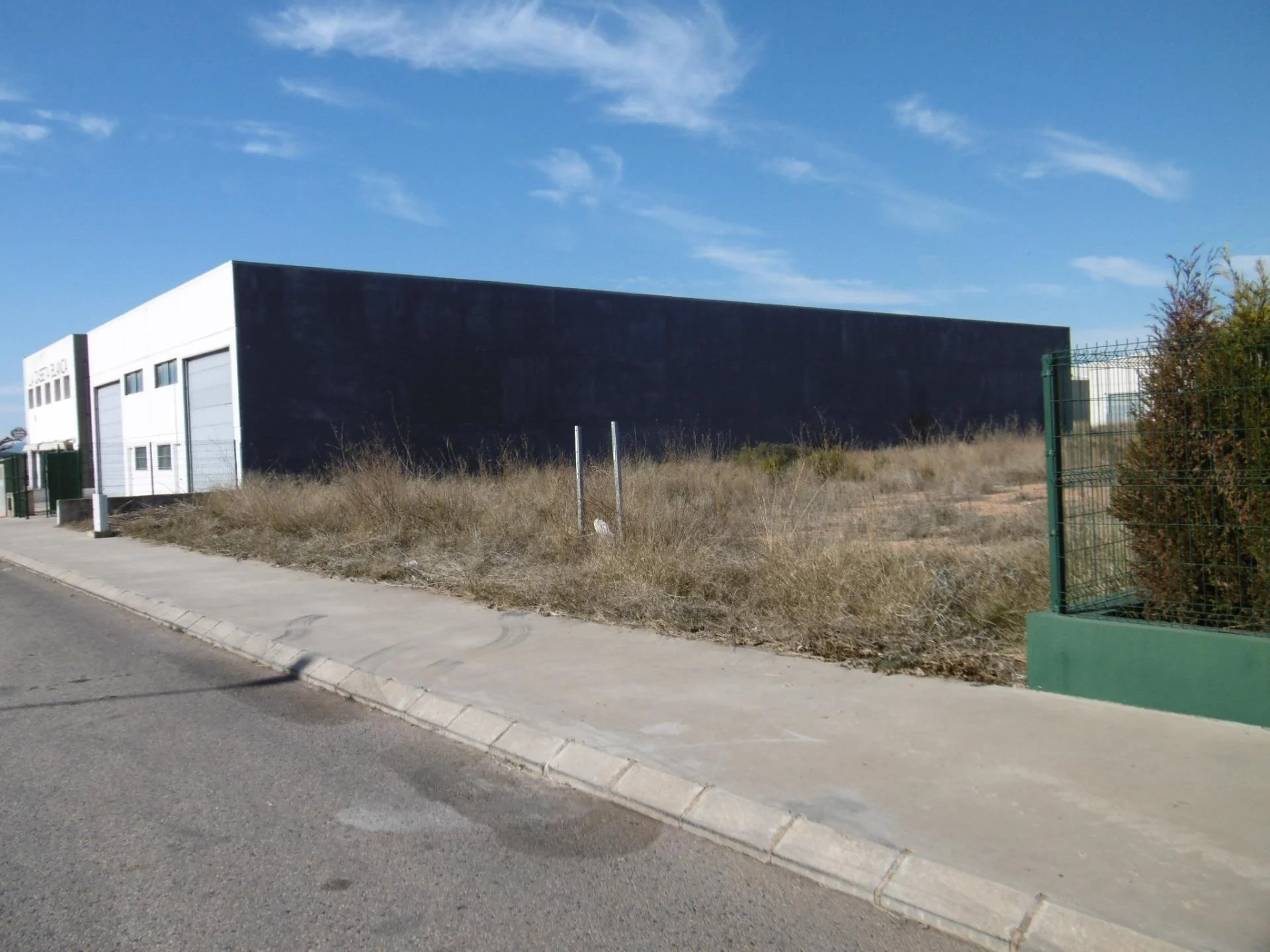 Solar industrial con 1.400 m² edificables