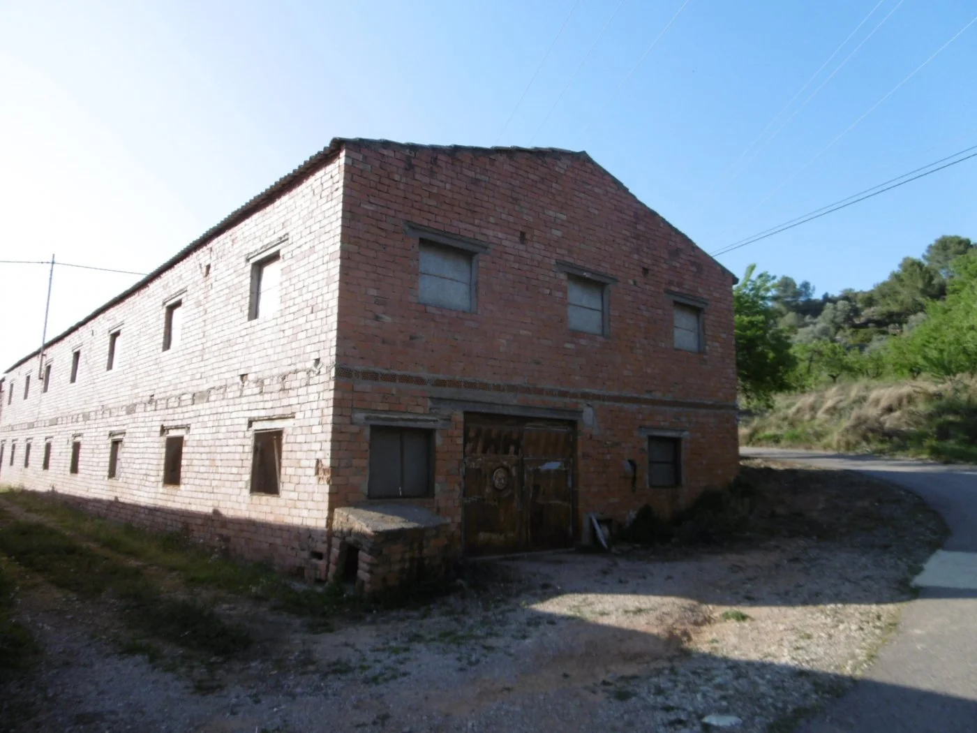 Terreno rústico con gran almacén