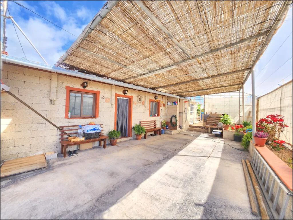 Casa rural con terreno e invernaderos en Arico