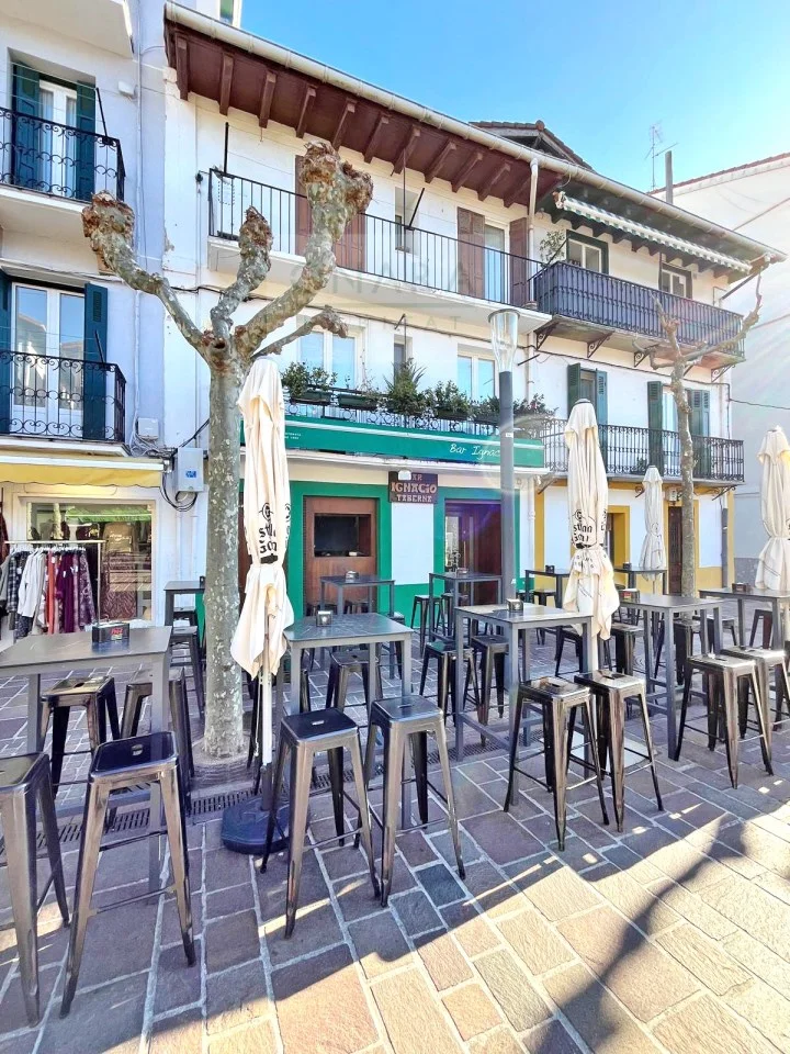 Mixed-use building with operating bar in Hondarribia old town