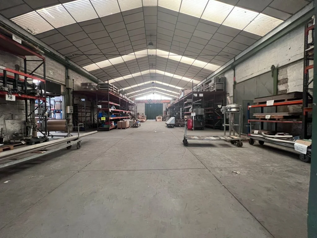 Industrial warehouse in Zizurkil, 1,200 m2 with crane