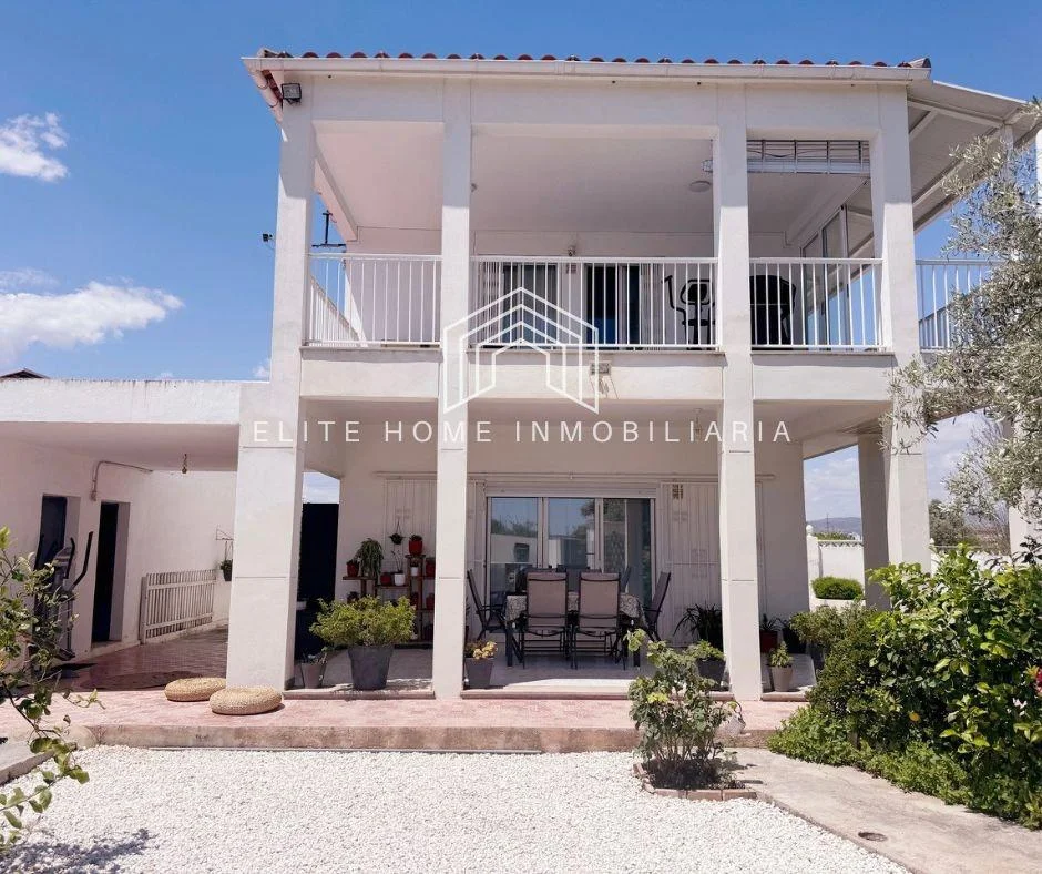 Chalet reformado con parcela de 10.410 m²