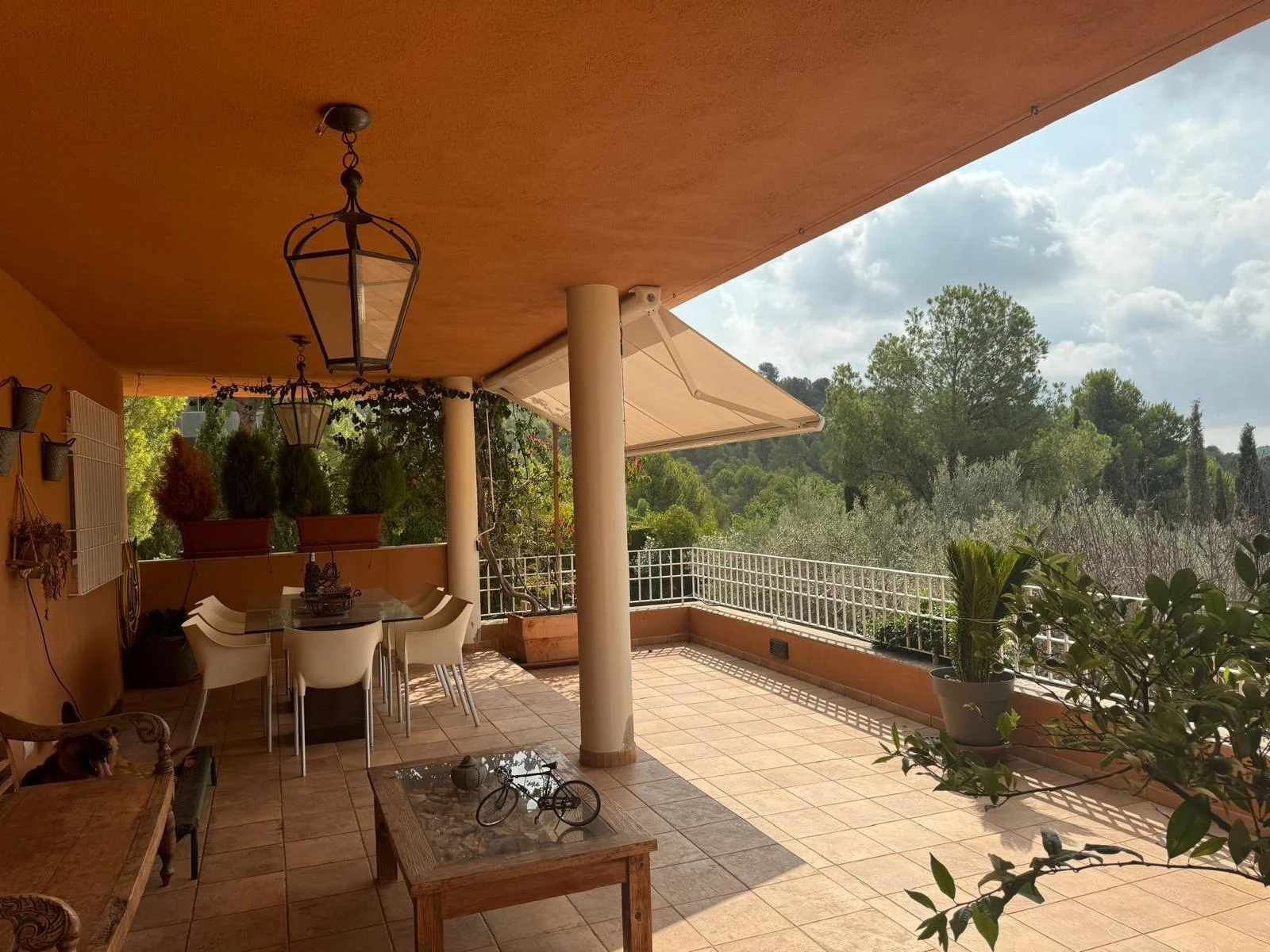 Large villa with 3,048 m² plot