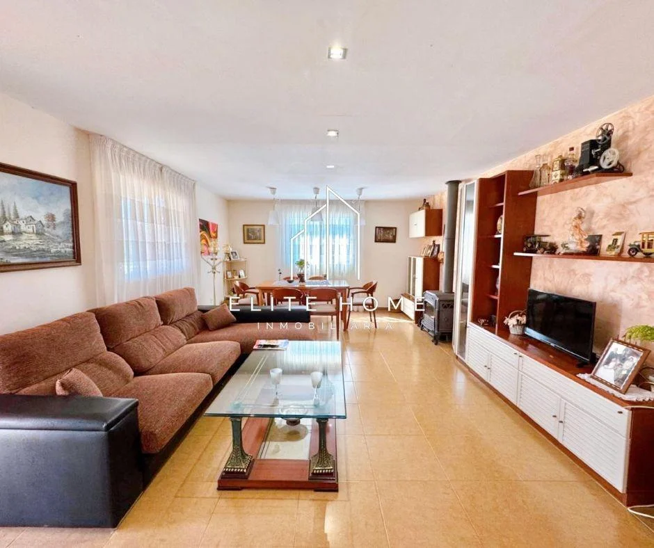 Private-pool villa on 988m² plot