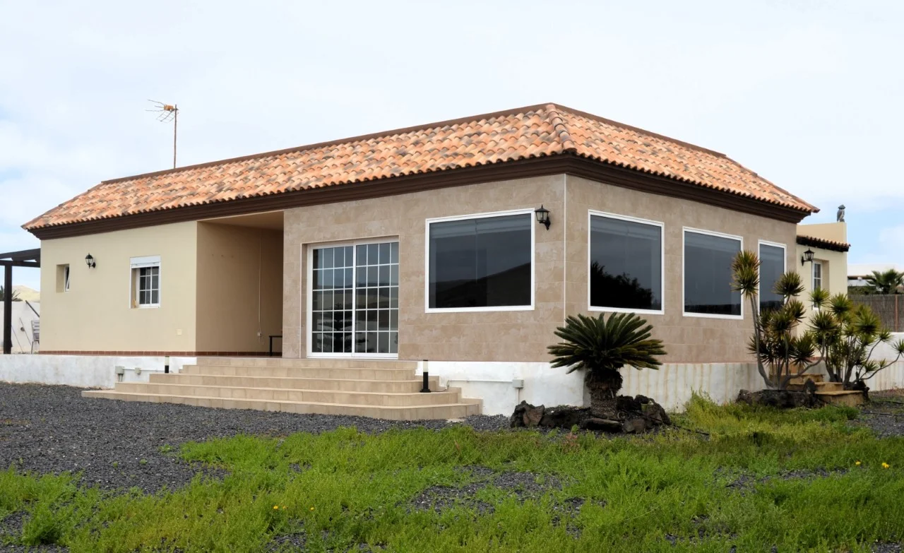 Detached villa with pool on 2,549 m² plot in La Caldereta