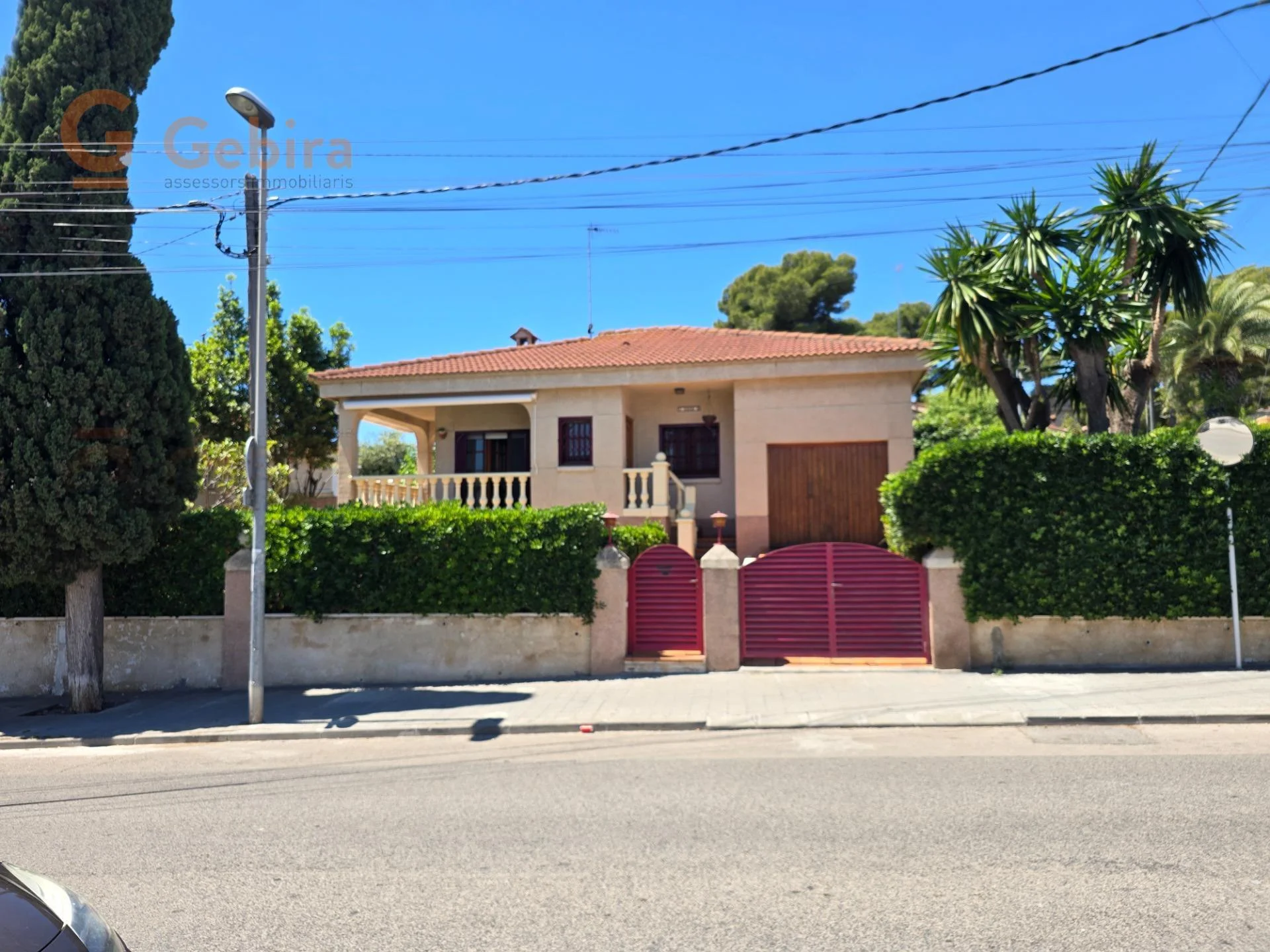 Chalet reformado con jardín privado costero