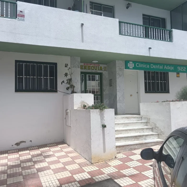 Central Adeje garage with two-car capacity