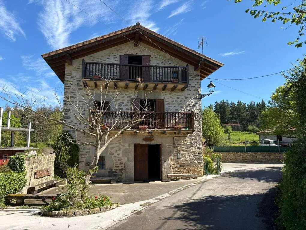 Caserío rural en Menagarai con garaje y huerta
